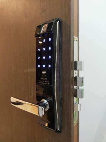 Lắp đặt khóa cửa vân tay EUROLOCK S9 tại chung cư The Sun Avenue